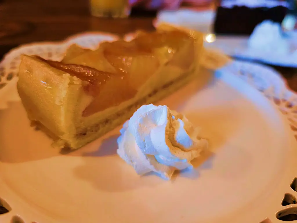 모아닌 카페 사과 타르트와 부드러운 생크림 근접 촬영