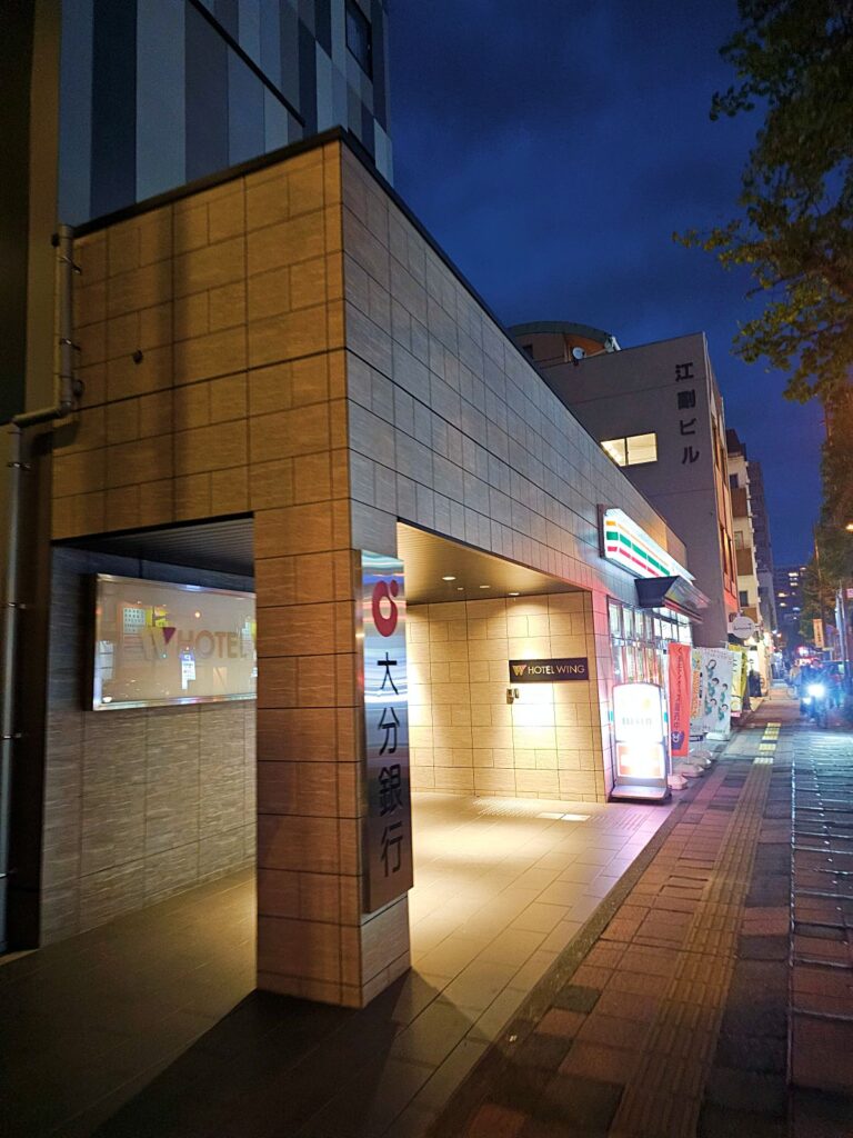 1층에 세븐일레븐 편의점이 입점한 호텔 윙 구마모토 외관