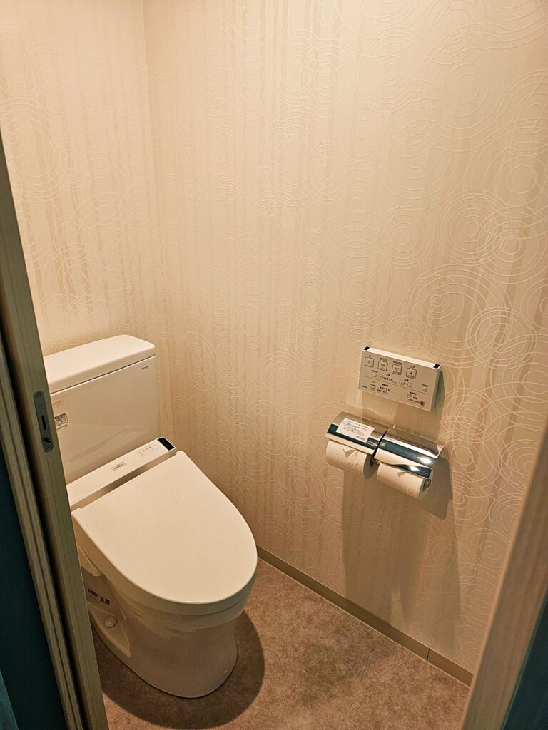 비데 시설이 갖춰진 독립된 화장실 공간