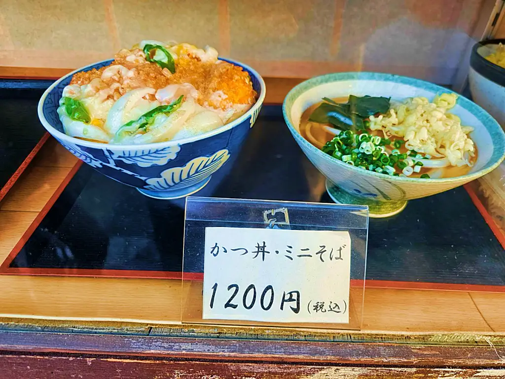 가와시마 매장 앞 전시된 카츠동 소바 세트 음식 모형