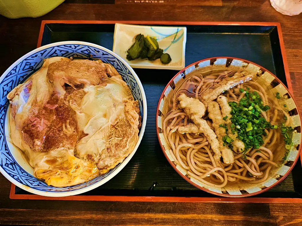 구마모토 현지인 맛집의 대표적인 일식 덮밥 세트