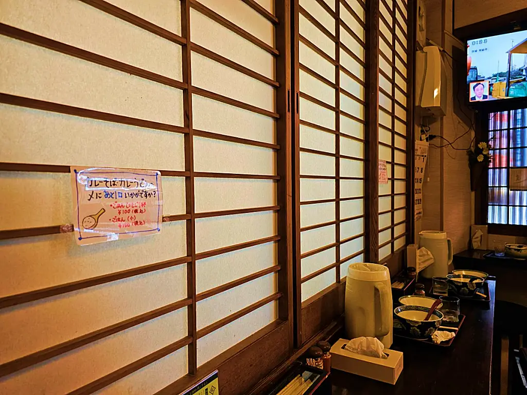 일본 노포 느낌이 물씬 풍기는 가와시마 식당 내부 전경