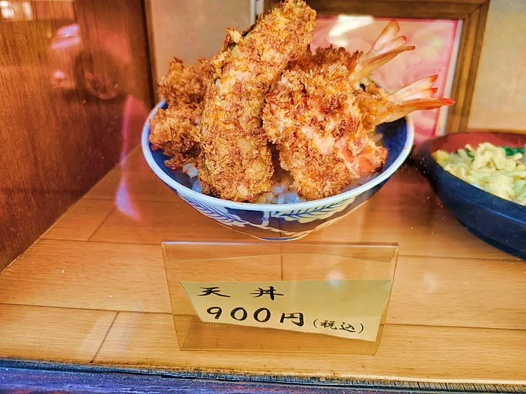 먹음직스러운 새우튀김이 올라간 텐동 음식 모형