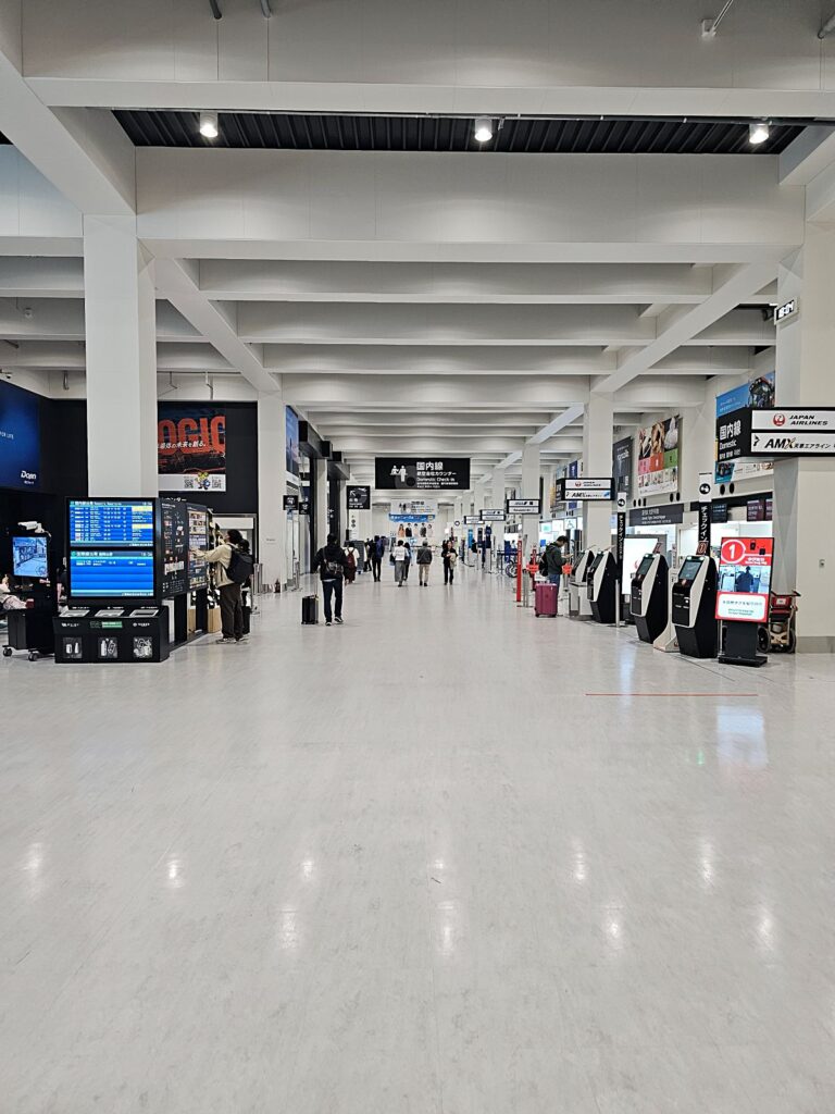 깔끔하고 현대적인 아소 구마모토 공항 도착 로비 내부 전경