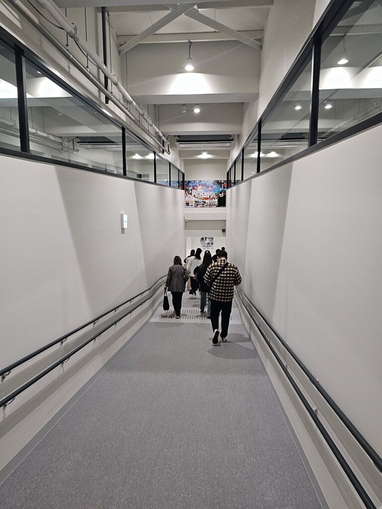 비행기에서 내려 입국장으로 연결되는 구마모토 공항 통로