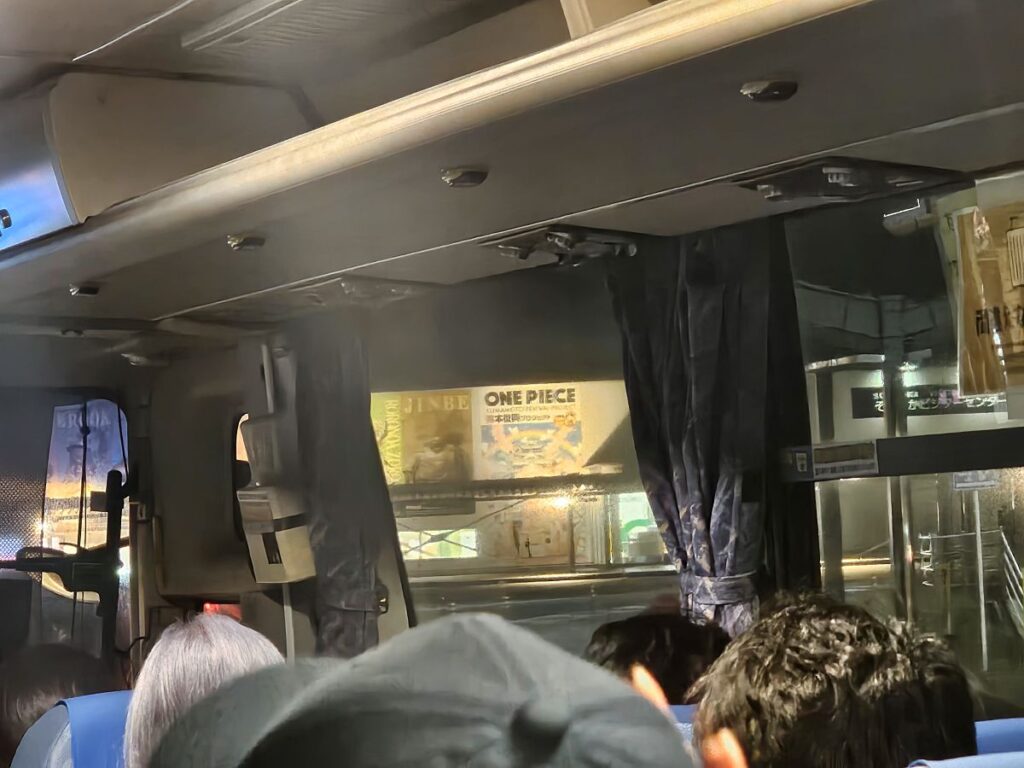 쾌적한 구마모토 공항 리무진 버스 내부 좌석 및 창밖 풍경