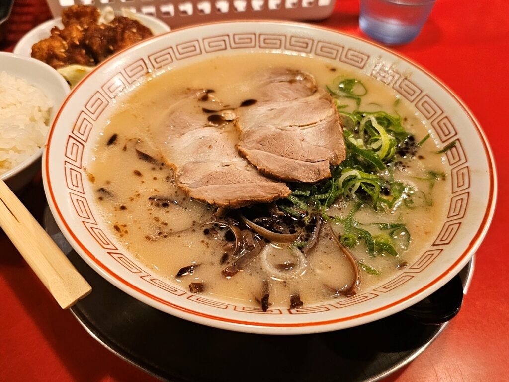 흑마늘 마유가 올라간 구마모토 아카구미 돈코츠 라멘 상세 사진