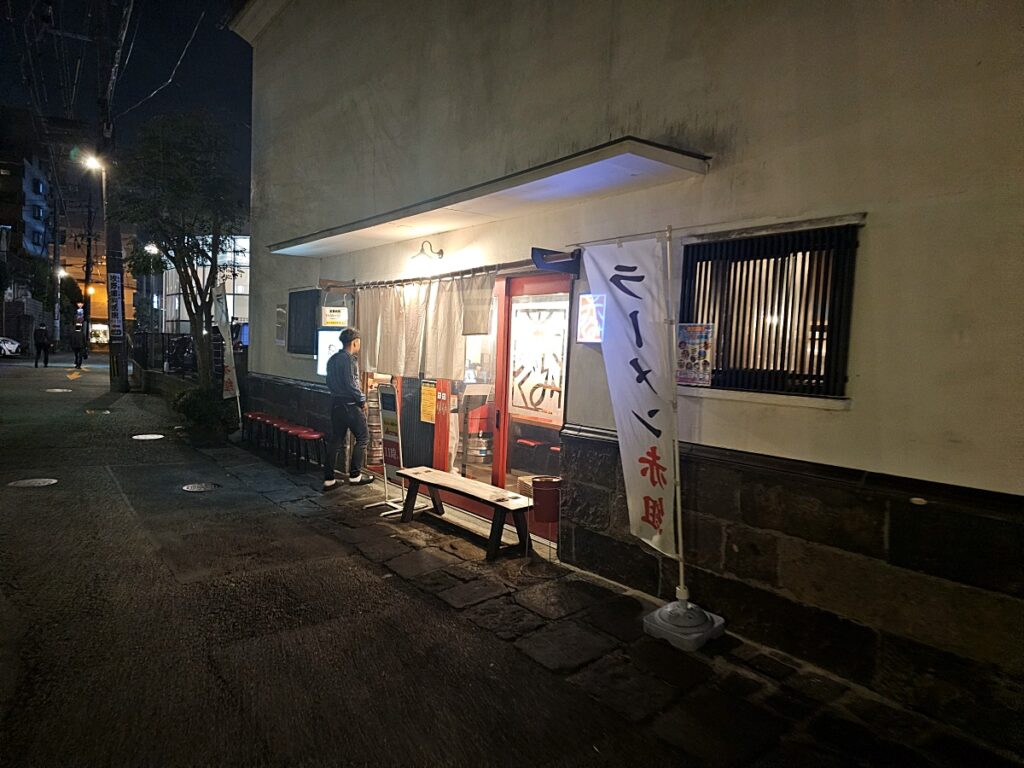 저녁 시간대 구마모토 아카구미 라멘 가미토리점 매장 외관