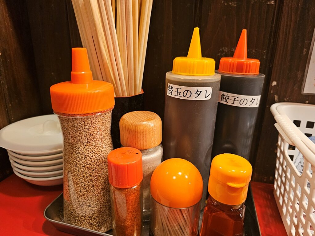 라멘 맛을 더해주는 깨 간장 고추기름 등 각종 소스 양념통