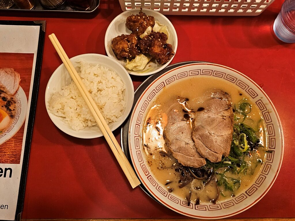 아카구미 라멘 돈코츠 라멘과 밥 치킨 가라아게 세트 구성