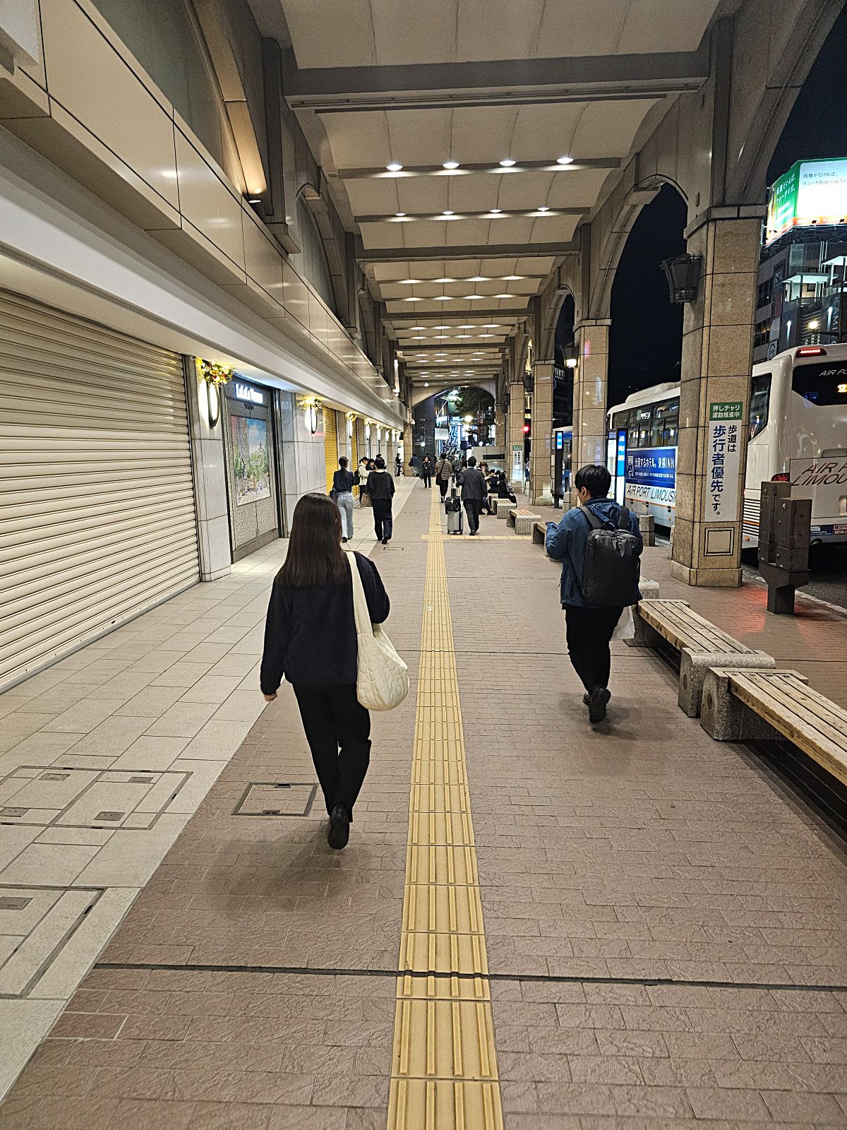 리무진 버스 도리쵸스지 하차 후 가미토리 아케이드 근처 시내 거리 풍경