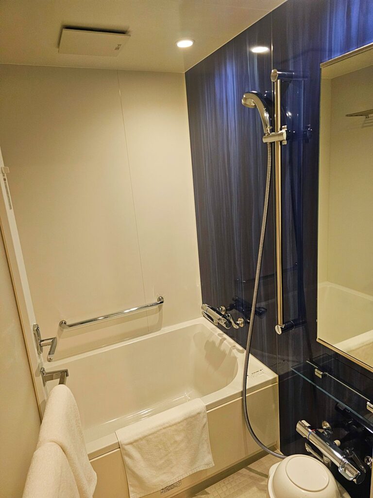 깨끗하게 관리된 호텔 윙 구마모토 객실 내부 욕실과 욕조