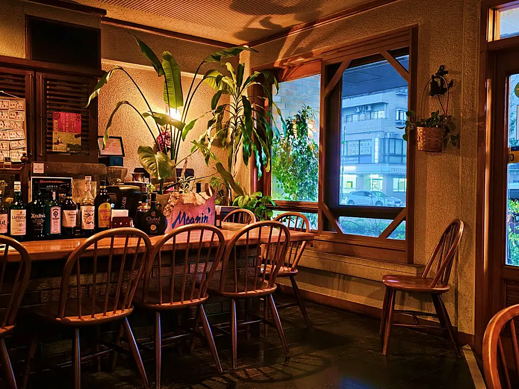 구마모토 카페 모아닌의 고즈넉한 내부 인테리어와 조명