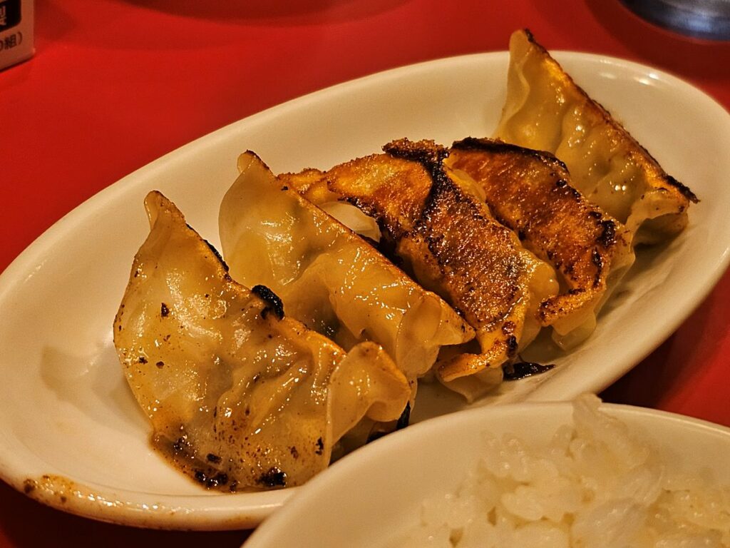 아카구미 라멘 사이드 메뉴 노릇하게 구워진 일본식 교자 만두