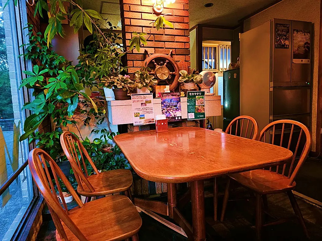 카페 모아닌 곳곳에 배치된 빈티지 앤티크 소품 디테일