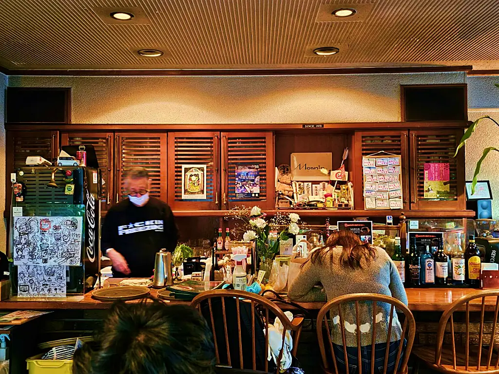 구마모토 모아닌 카페 내부 앤틱한 카운터 바 테이블 분위기
