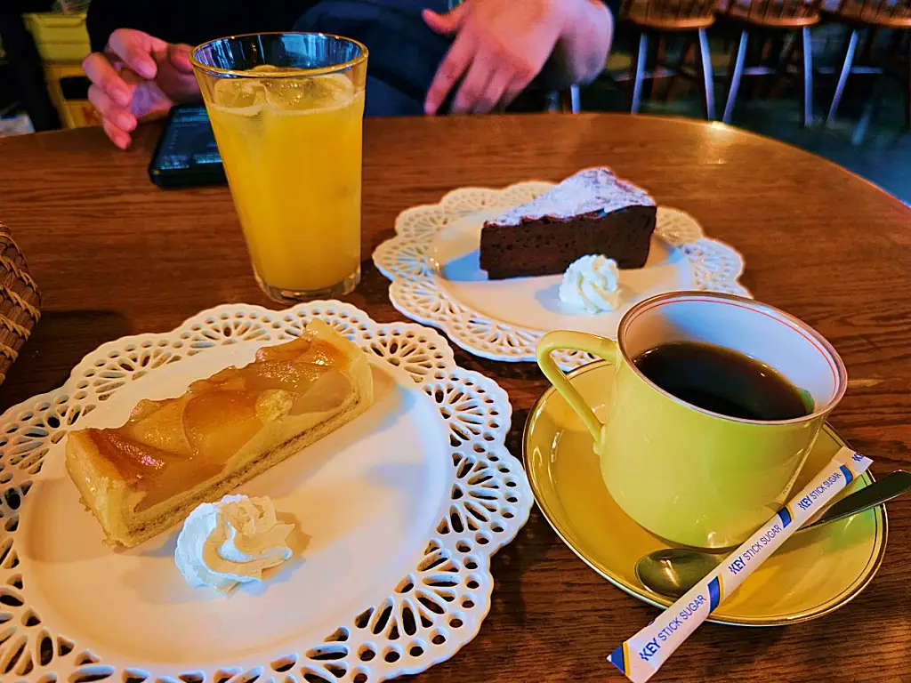 카페 모아닌의 드립 커피와 수제 디저트 세트 전체 구성