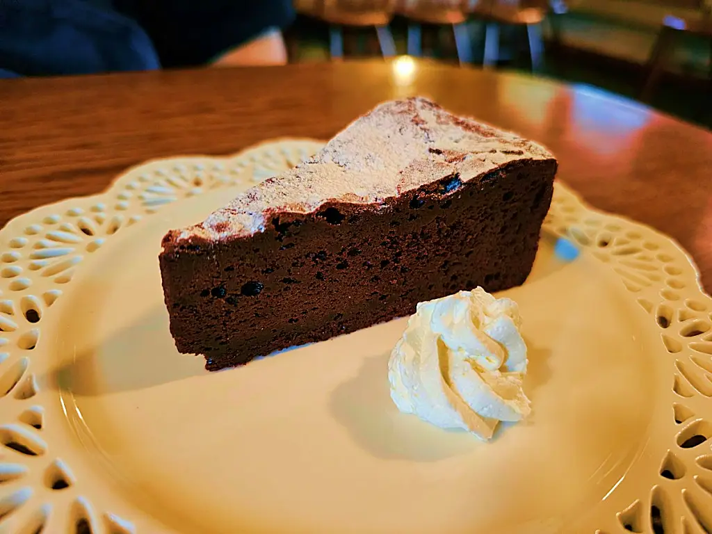 카페 모아닌의 꾸덕한 질감이 살아있는 가토 쇼콜라 케이크