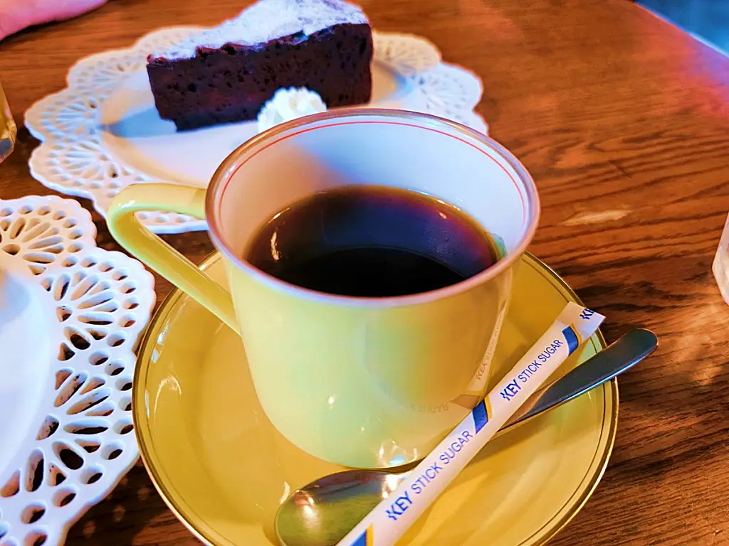 마스터가 정성껏 내린 카페 모아닌의 따뜻한 드립 커피