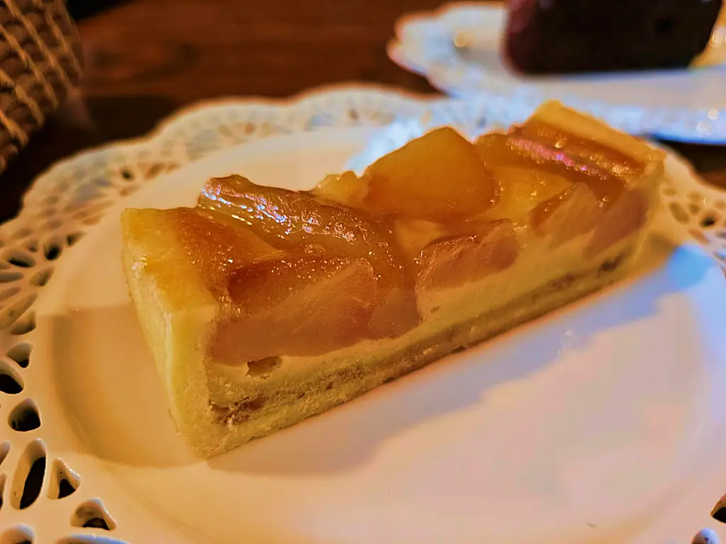 구마모토 카페 모아닌의 시그니처 메뉴 수제 사과 타르트