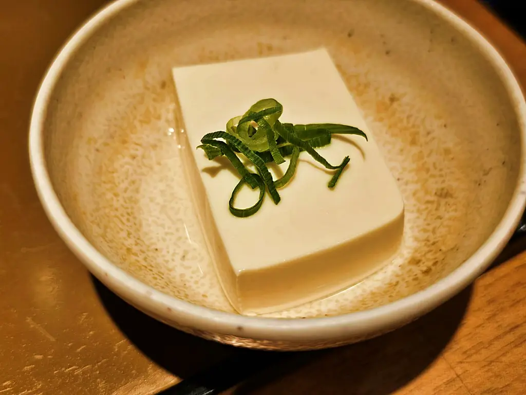 기본 반찬으로 제공되는 부드러운 생두부