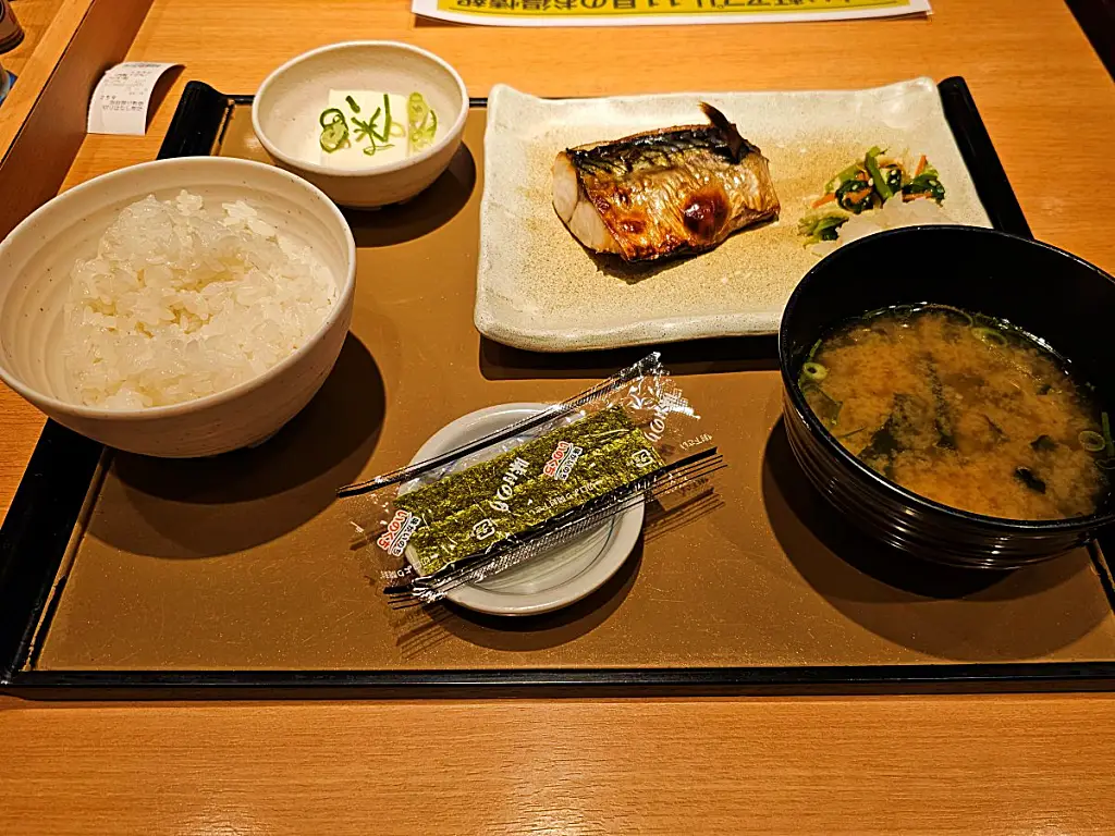 고등어 구이가 포함된 깔끔한 생선 정식 구성