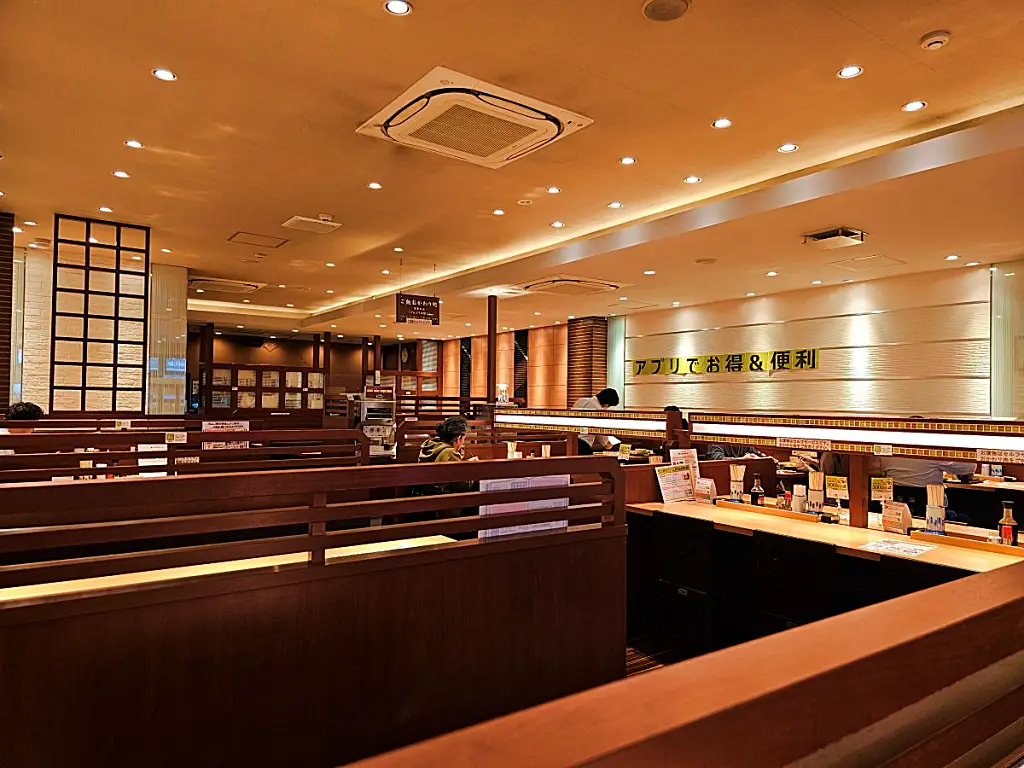넓고 쾌적한 야요이켄 시모토리점의 매장 내부와 좌석