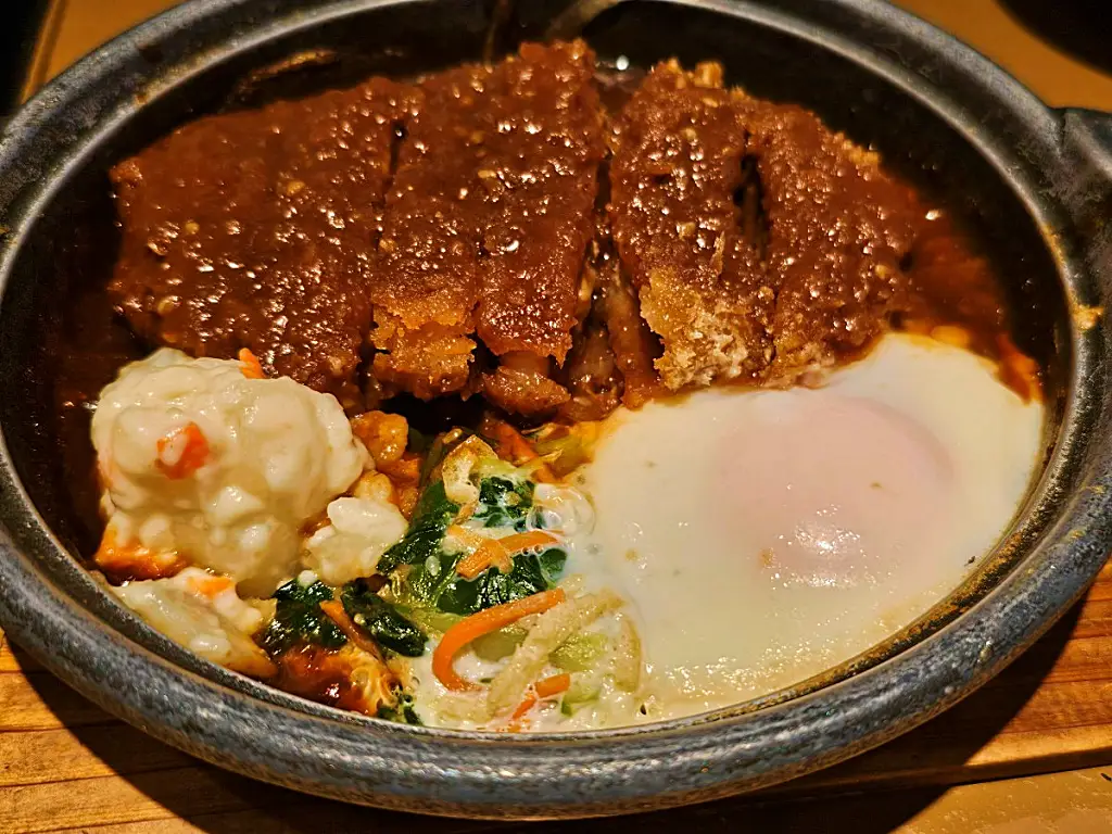 진한 된장 소스에 졸여진 돈가스와 수란 상세 사진