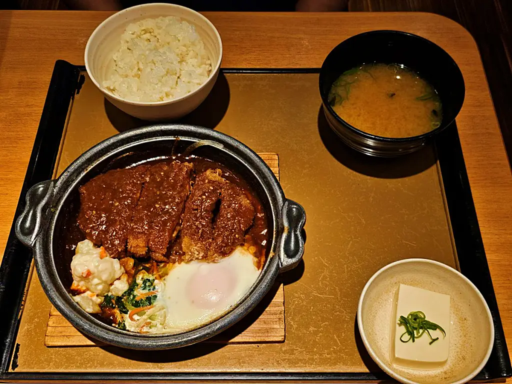 미소카츠니와 밥, 국이 포함된 든든한 정식 한 상