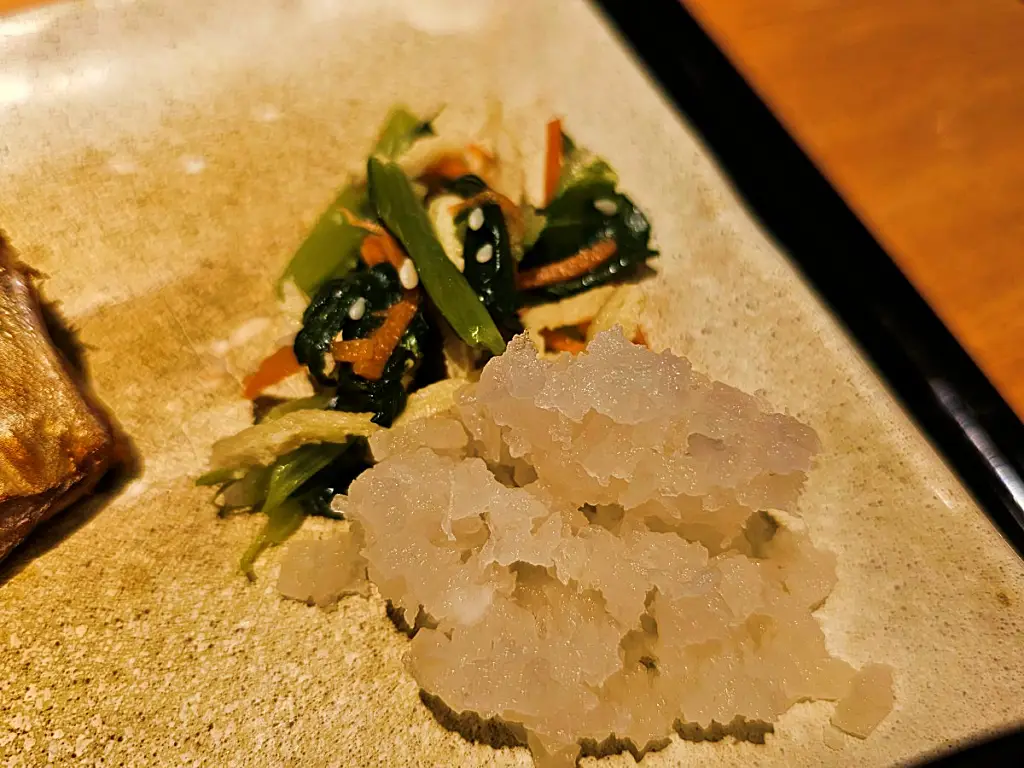 정식에 곁들여 나오는 일본식 나물과 절임 반찬