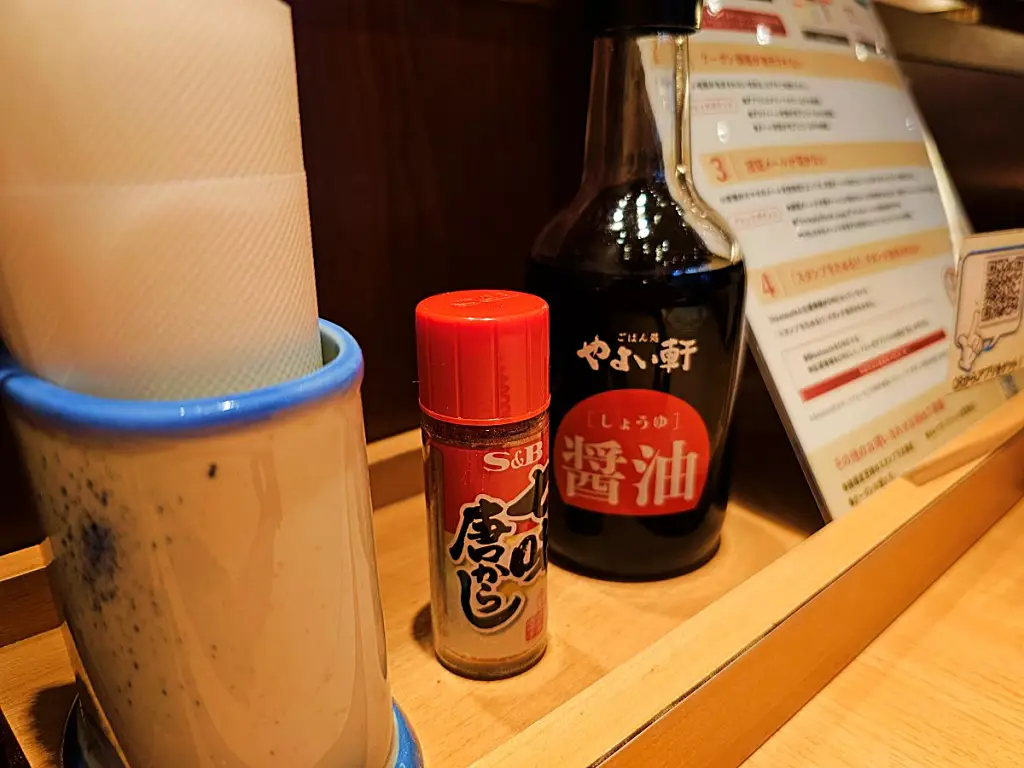 간장과 시치미 등 테이블에 비치된 각종 양념들