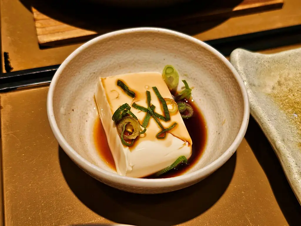 간장을 뿌려 감칠맛을 더한 생두부 반찬