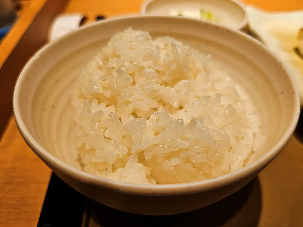 정식에 제공되는 윤기 흐르는 따뜻한 흰쌀밥