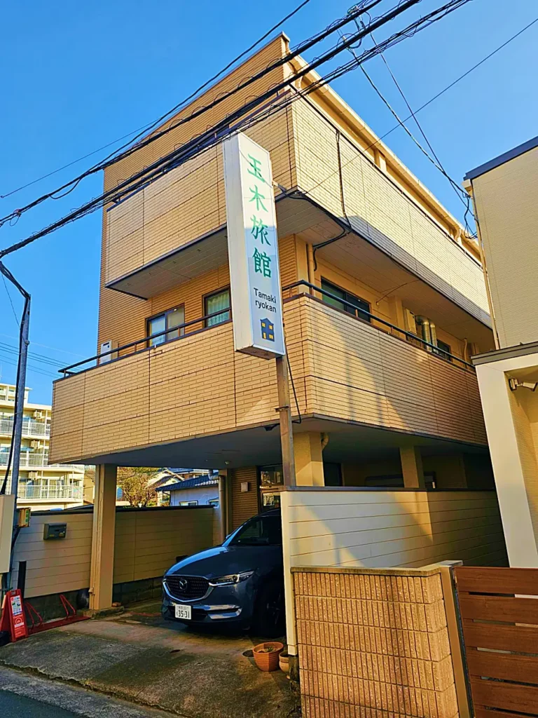 낮 시간대의 고즈넉한 구마모토 숙소 타마키 료칸 건물 외관