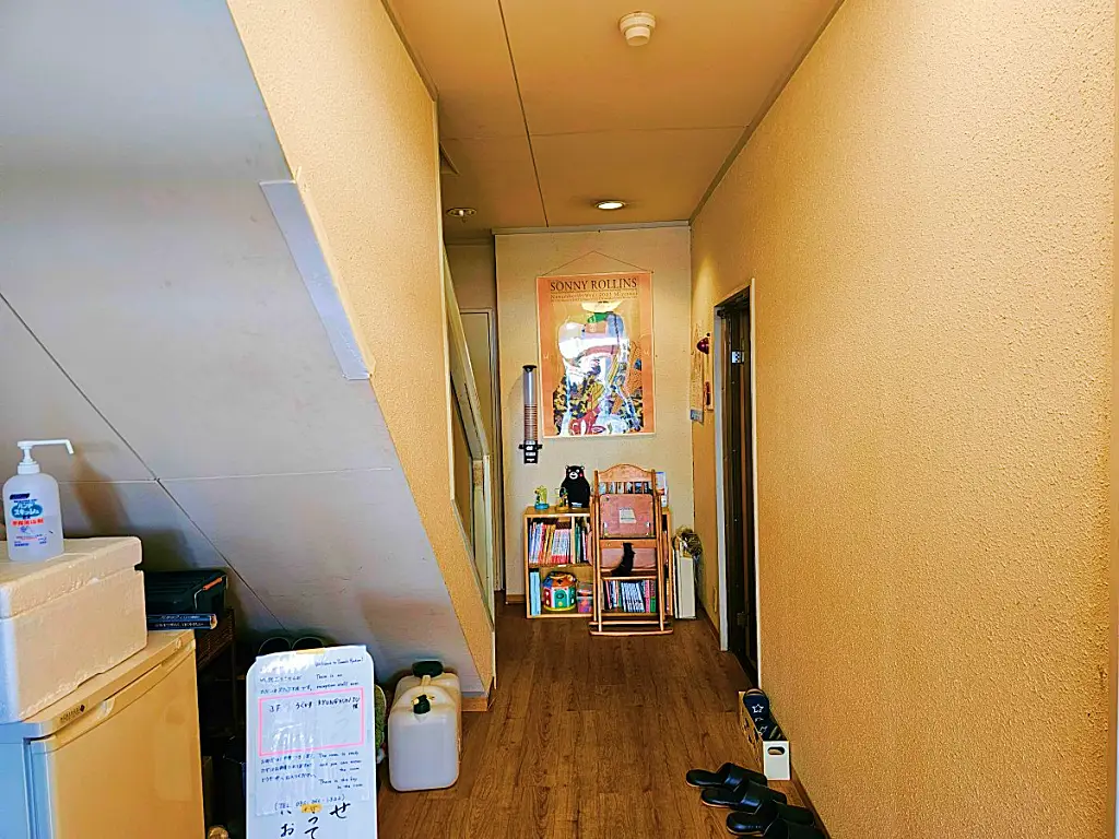 구마모토 숙소 타마키 료칸의 정겨운 내부 복도와 계단