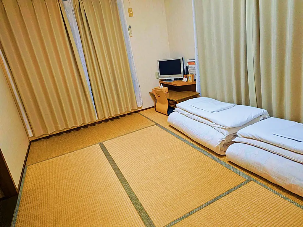 전통 다다미 스타일의 구마모토 숙소 타마키 료칸 객실 전경