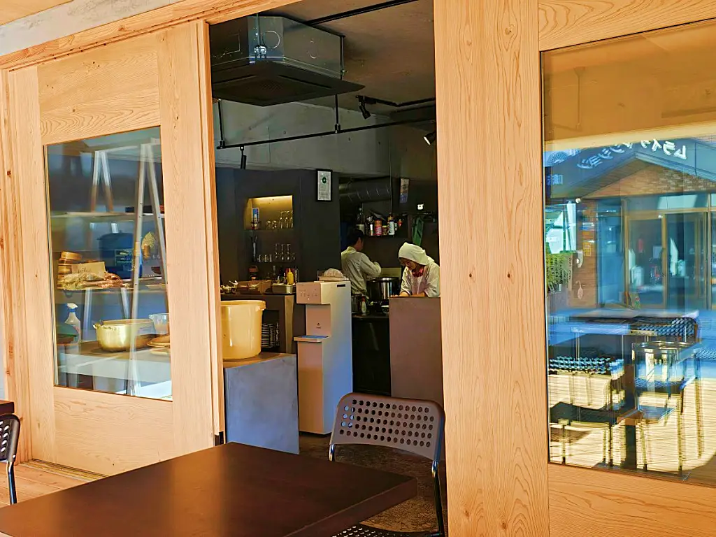 조식이 준비되는 구마모토 숙소 타마키 료칸 카페 미소라 주방