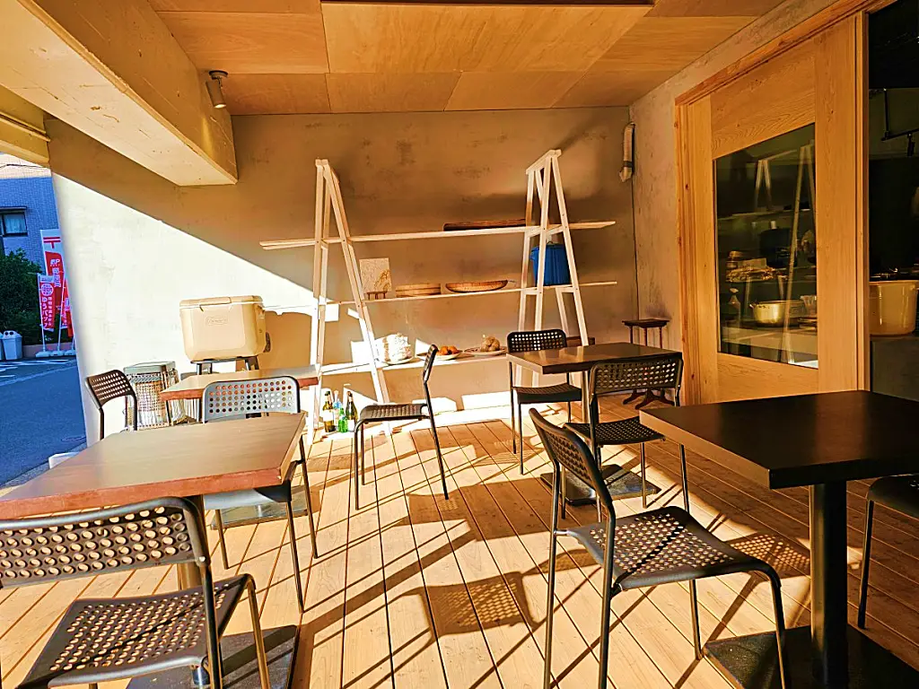 따뜻한 햇살이 드는 구마모토 숙소 카페 미소라 야외 테라스