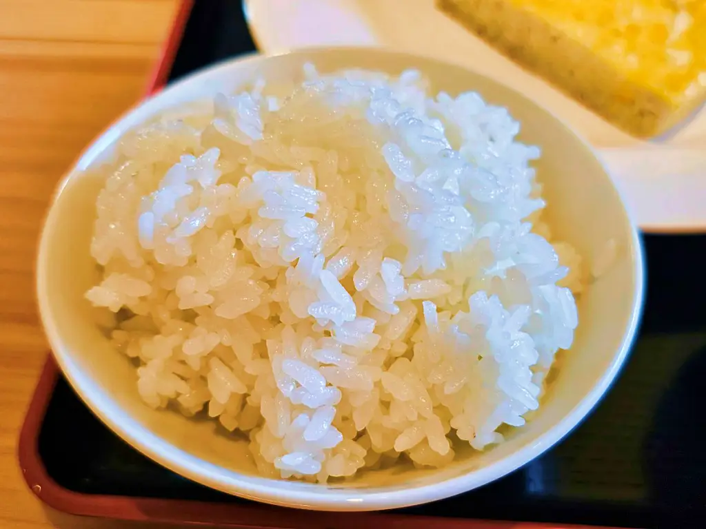 조식으로 제공된 윤기 흐르는 갓 지은 흰쌀밥 근접 촬영