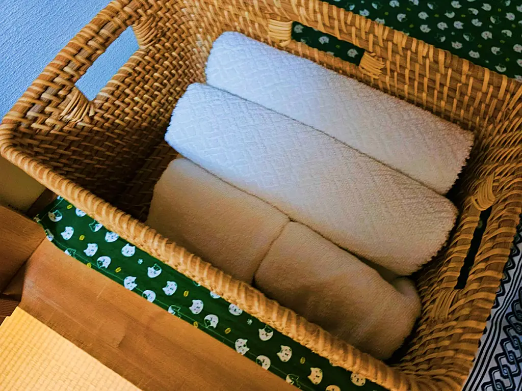 바구니에 위생적으로 담긴 구마모토 숙소 타마키 료칸 수건