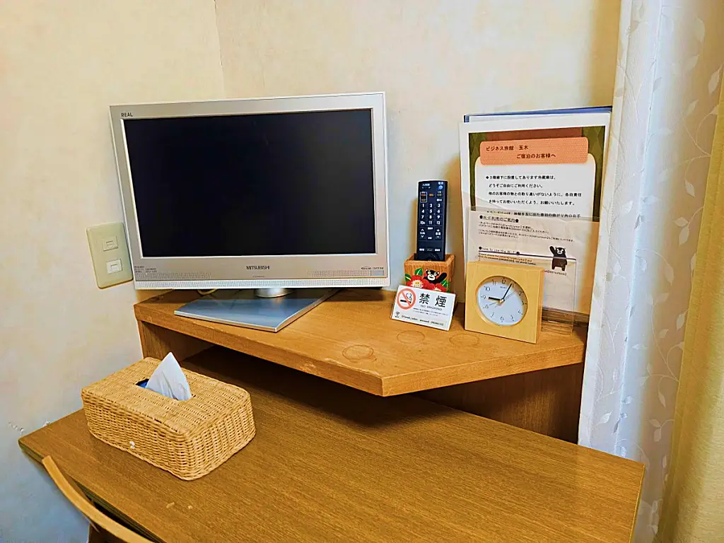 객실 내 배치된 빈티지한 감성의 미츠비시 TV