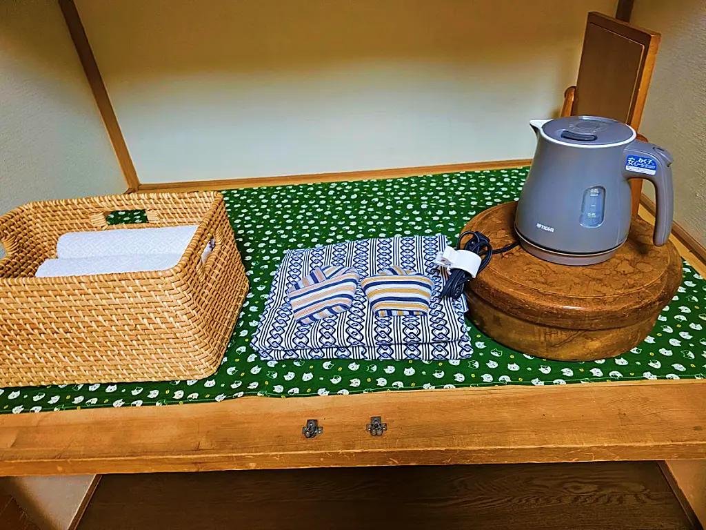 구마모토 숙소 타마키 료칸 객실 비품인 유카타와 수건, 커피포트