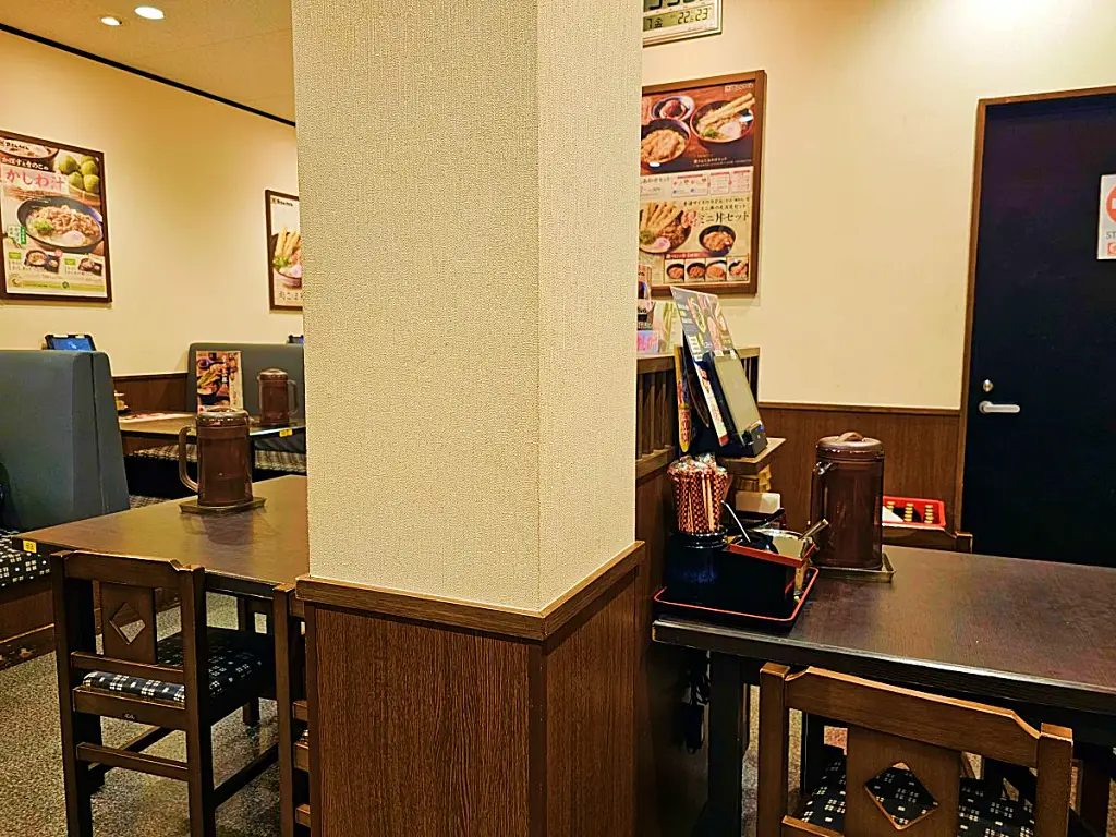 깔끔하고 쾌적하게 정돈된 스케상우동 매장 내부 좌석