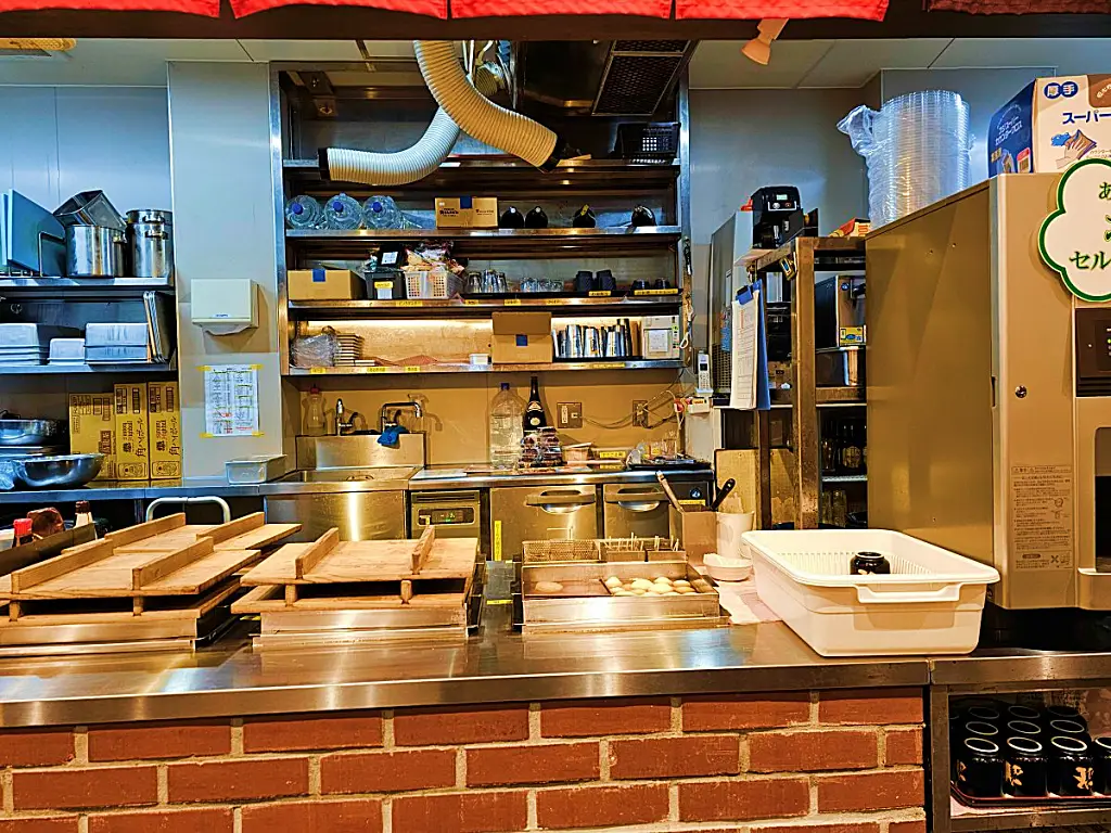 매장 중앙에서 따뜻하게 끓고 있는 스케상우동 오뎅 바 모습