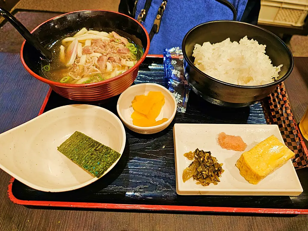 닭고기 우동과 명란, 갓절임 반찬이 포함된 푸짐한 정식 세트