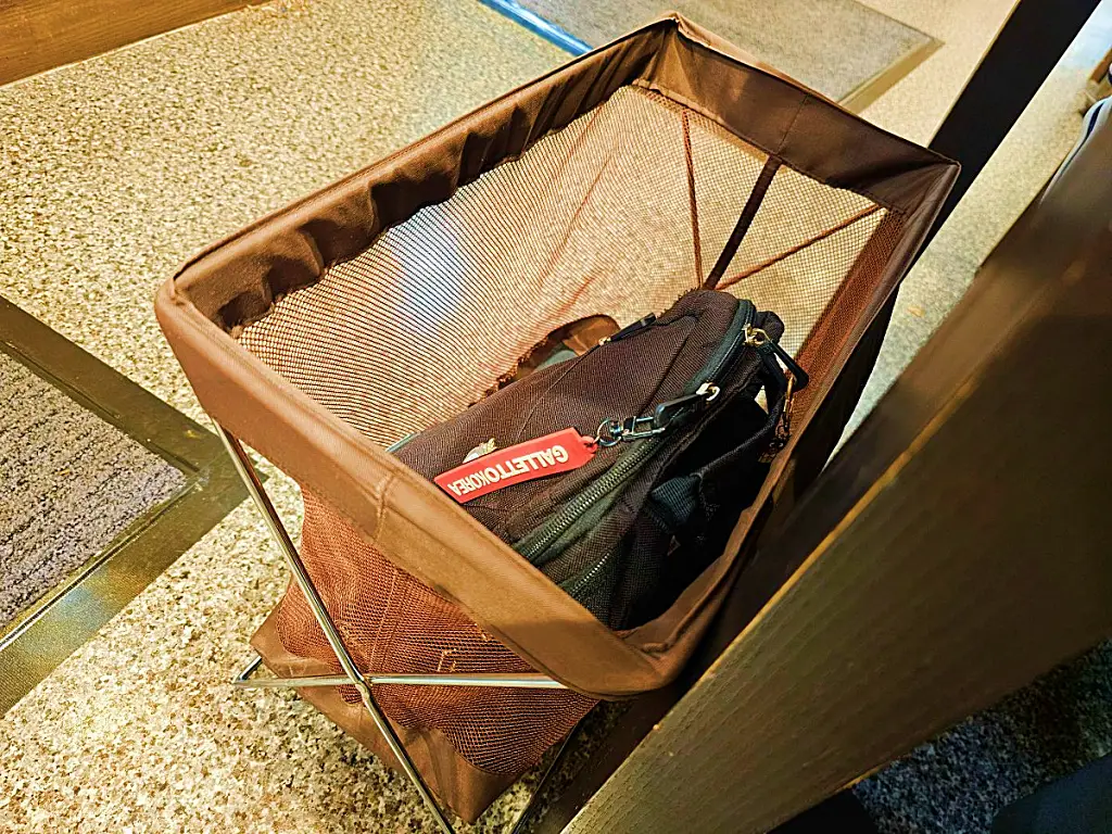 여행자들의 편의를 위해 테이블마다 비치된 짐 보관용 바구니