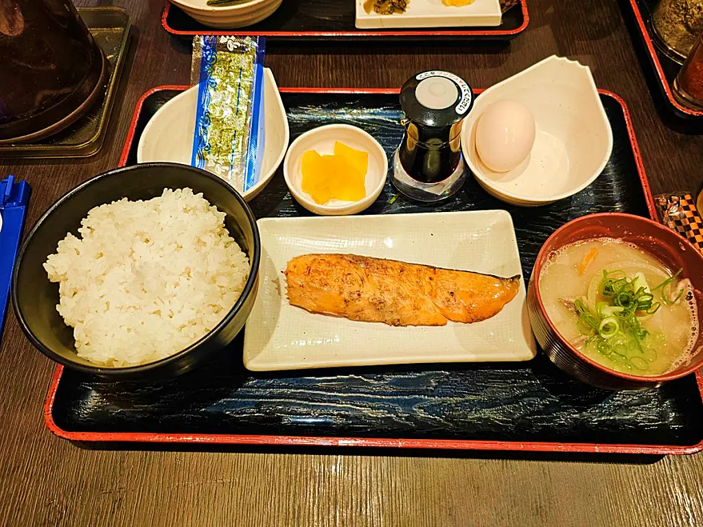 연어 소금구이와 톤지루, 밥, 수란 등으로 구성된 정갈한 아침 상차림