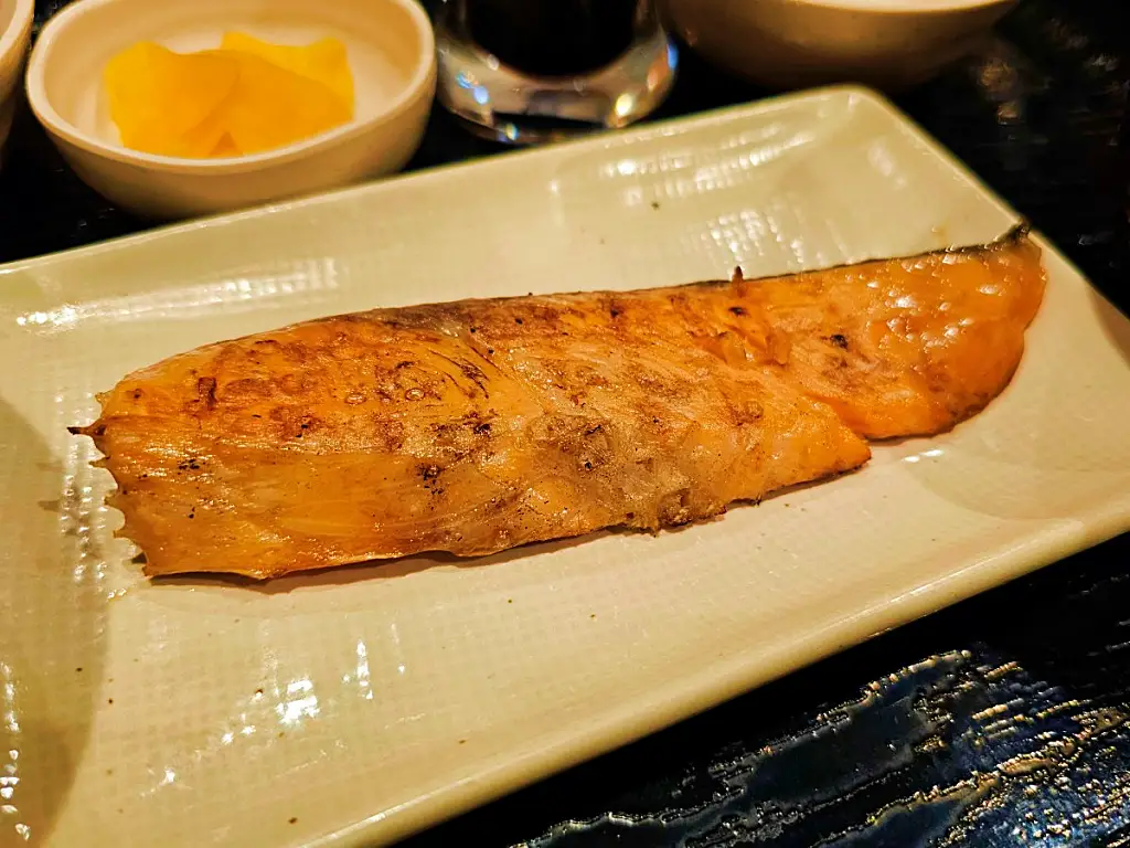 비린내 없이 고소하게 잘 구워진 연어 소금구이 근접 사진