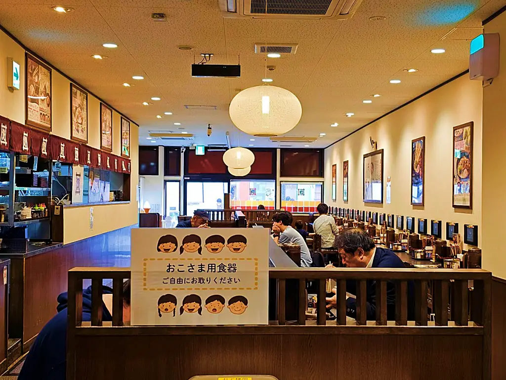 칸막이가 있어 혼자서도 편하게 식사할 수 있는 전용 좌석