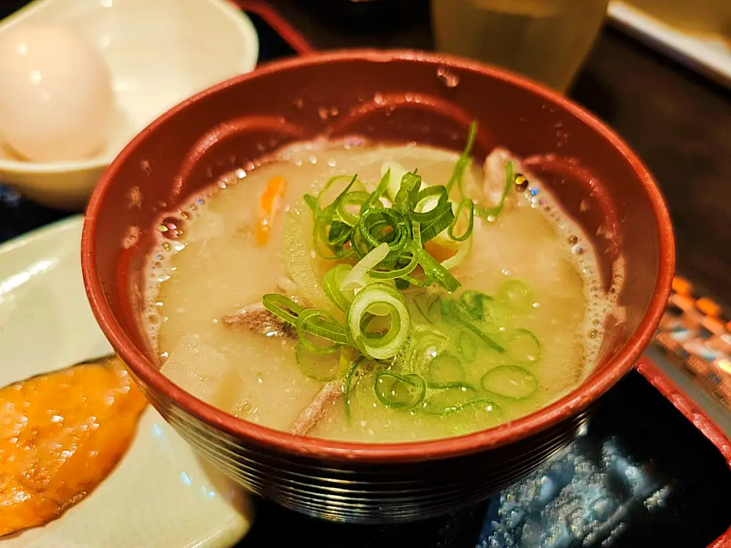 돼지고기와 각종 채소가 듬뿍 들어간 깊은 맛의 톤지루 국물